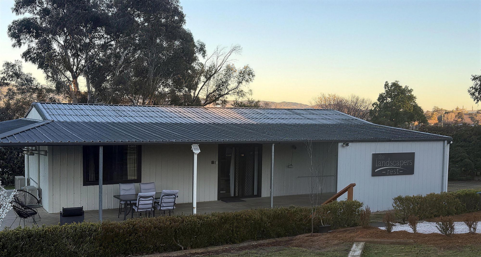The Landscapers Rest exterior at dusk, Mudgee NSW