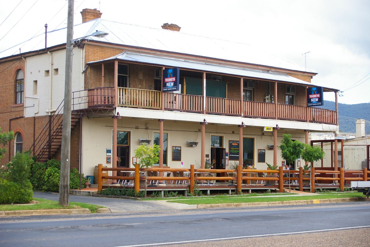 The verandah of the Courthouse Hotel, Mudgee